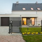 Maison design avec clôture rigide