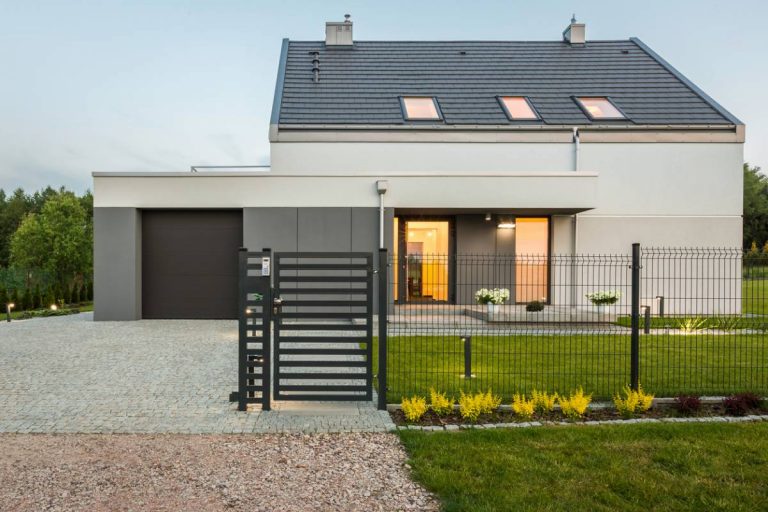 Maison design avec clôture rigide