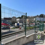 grillage rigide vert sur muret