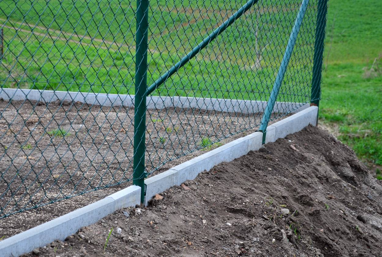 Poteau pour grillage souple